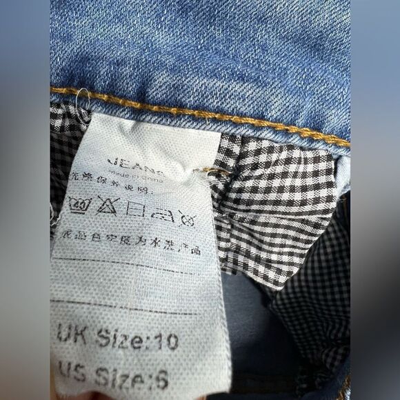 Denim Light washed Distressed Shorts Size 6 - Picture 4 of 8